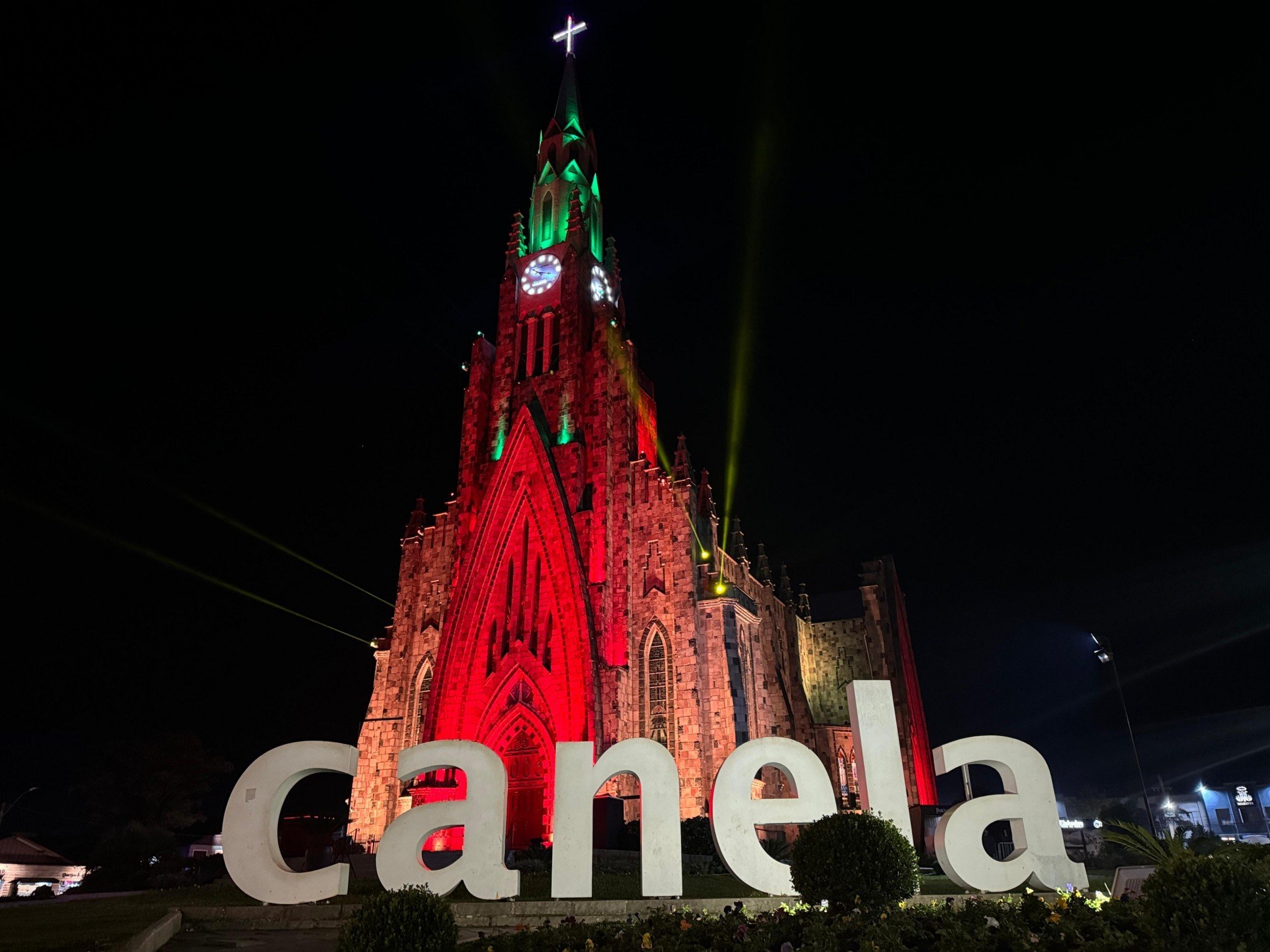 CATÁSTROFE NO RS: Estado recebe homenagem com iluminação e música especial na Catedral de Pedra em Canela