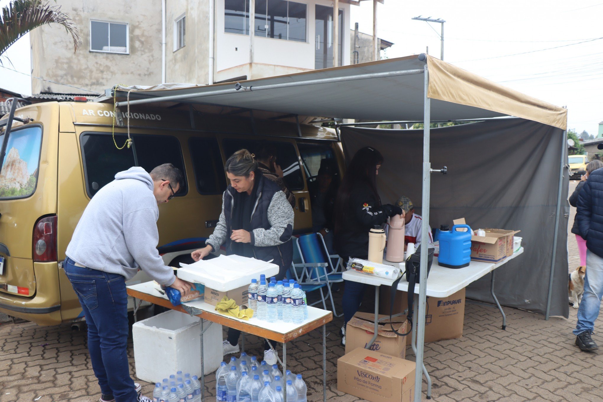 CATÁSTROFE NO RS: "Estamos nos revezando para ajudar", grupo de voluntários distribui refeições há 14 dias para abrigados