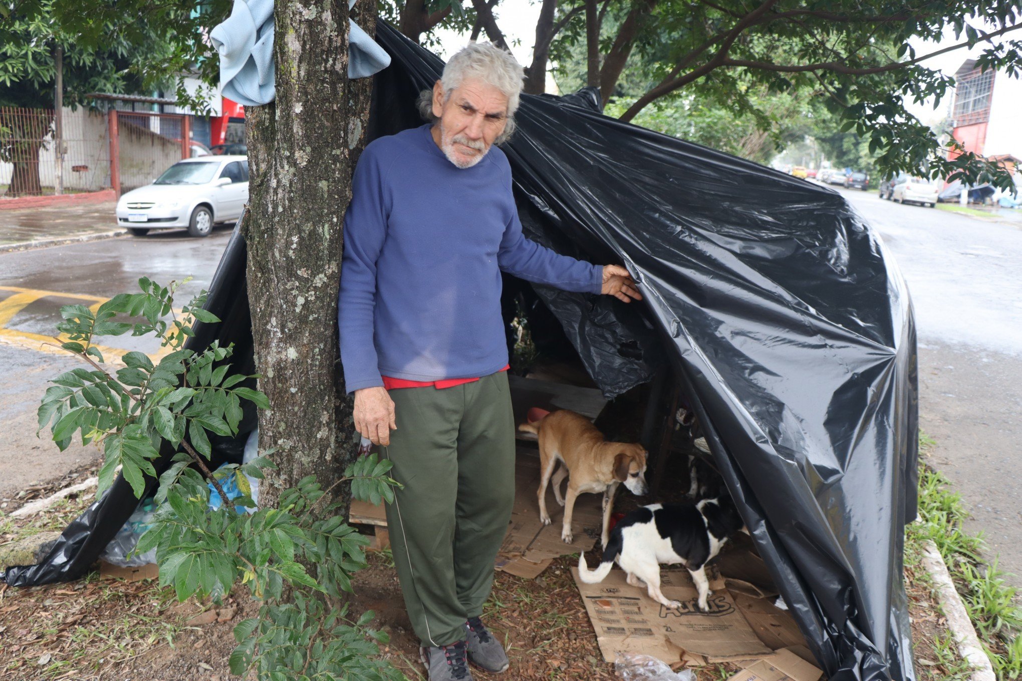 CATÁSTROFE NO RS: Moradores improvisam barracas após enchente em Novo Hamburgo