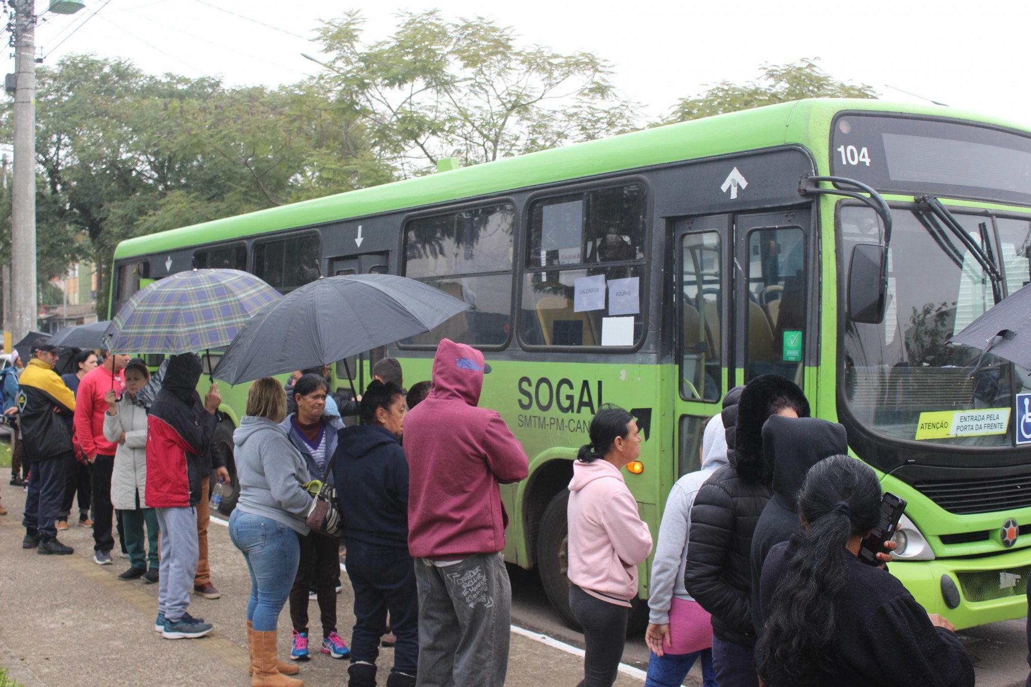 Ônibus itinerantes entregam doações nos bairros de Canoas