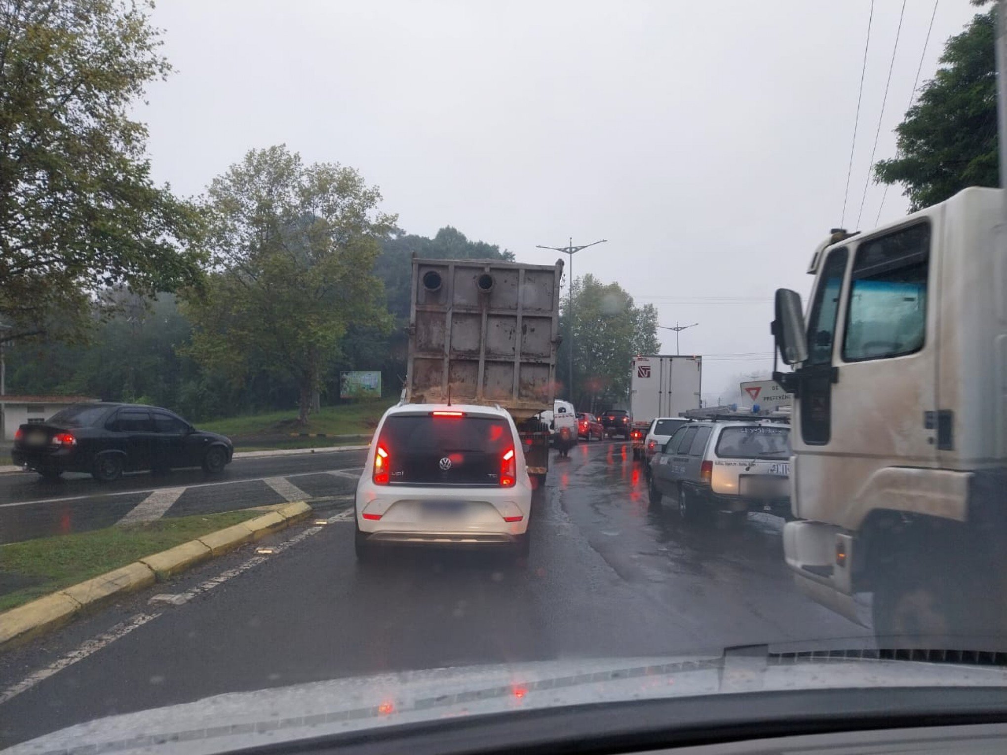 Na tarde desta quinta-feira, trecho da BR-116, entre Ivoti e Estância Velha, seguia liberada apenas no sistema de "pare e siga" | abc+