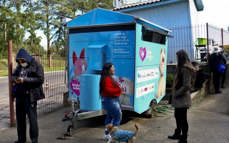 Dois trailers com estrutura de chuveiros e lavatórios chegaram à Canoas nesta semana