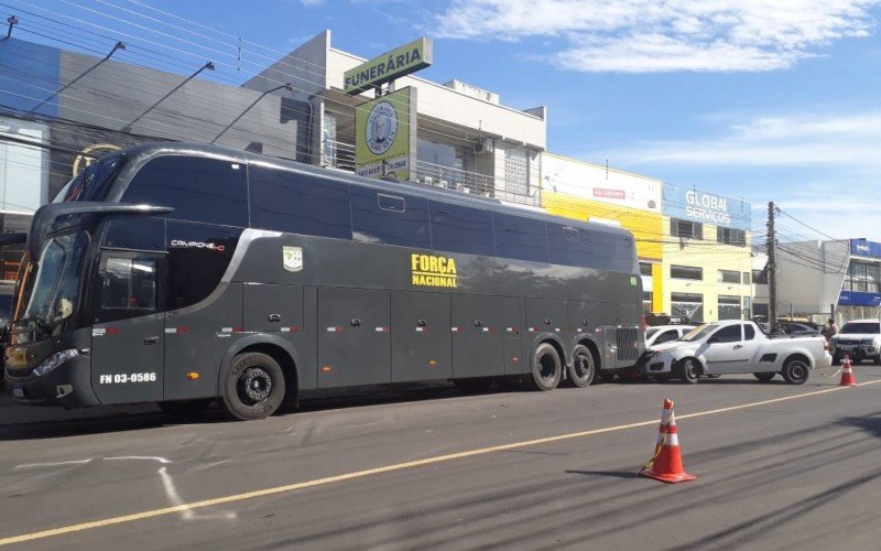 Área em que está o ônibus permanece isolada na Avenida Santos Ferreira