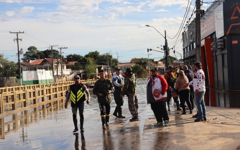 CATÁSTROFE NO RS: Inundação na João Corrêa reduz, mas força-tarefa de resgates continua