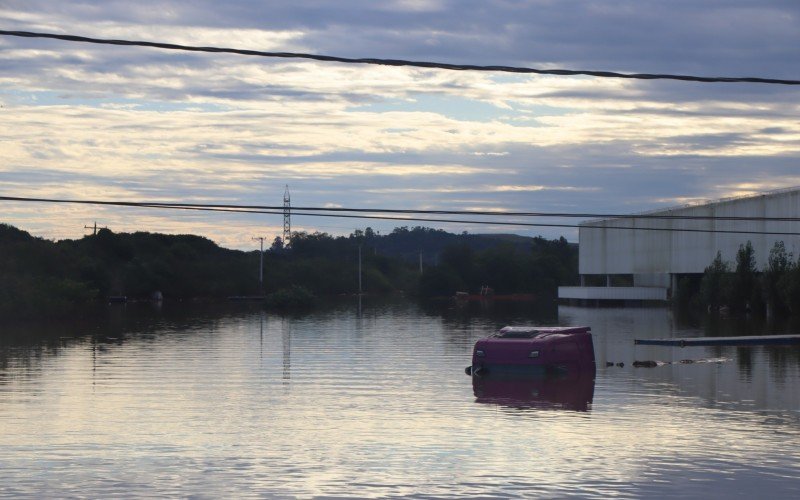 Rio dos Sinos cobriu até mesmo caminhões em São Leopoldo | abc+
