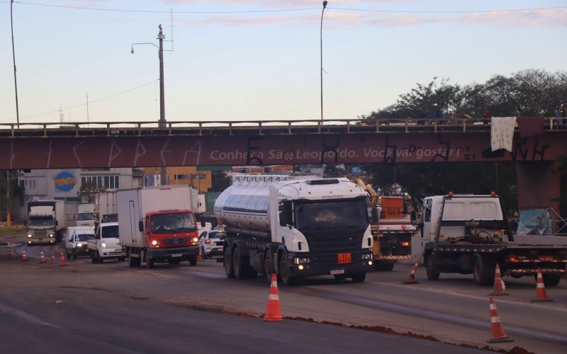 Trânsito após a ponte do Rio dos Sinos no sentido Novo Hamburgo-São Leopoldo