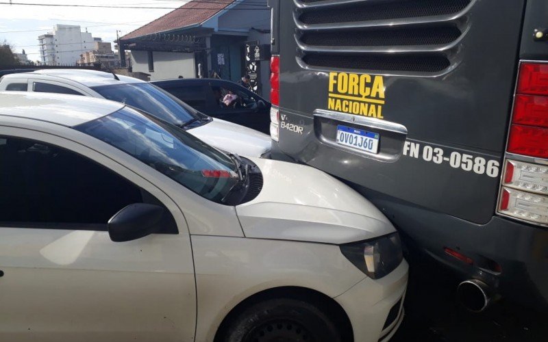 Colisão na traseira do ônibus aconteceu nesta sexta-feira (17) em Canoas