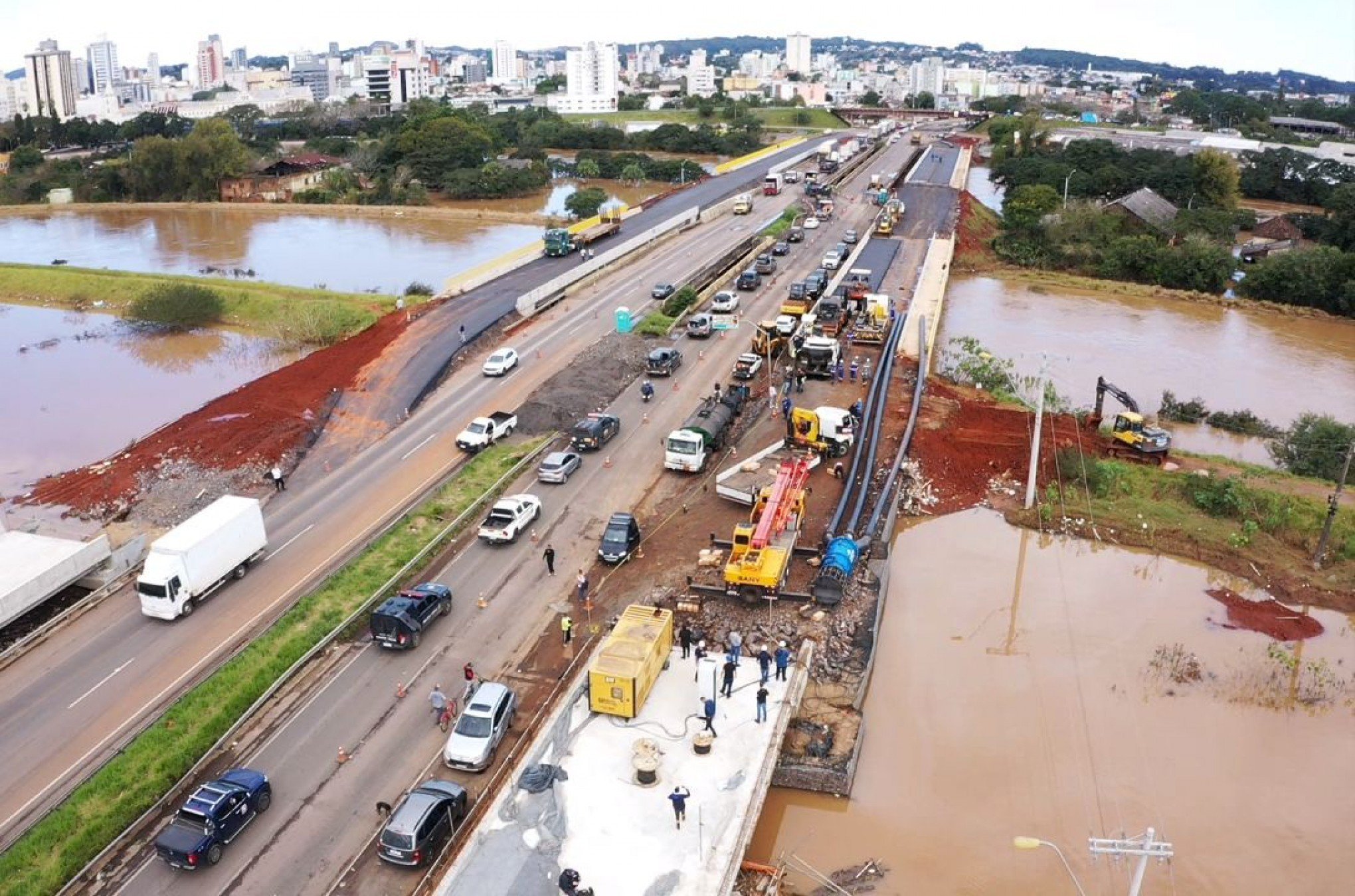 Primeira bomba anfÃ­bia entra em operaÃ§Ã£o no bairro Campina, prÃ³xima Ã  empresa DalleaÃ§o, junto Ã  Ponte do Rio dos Sinos