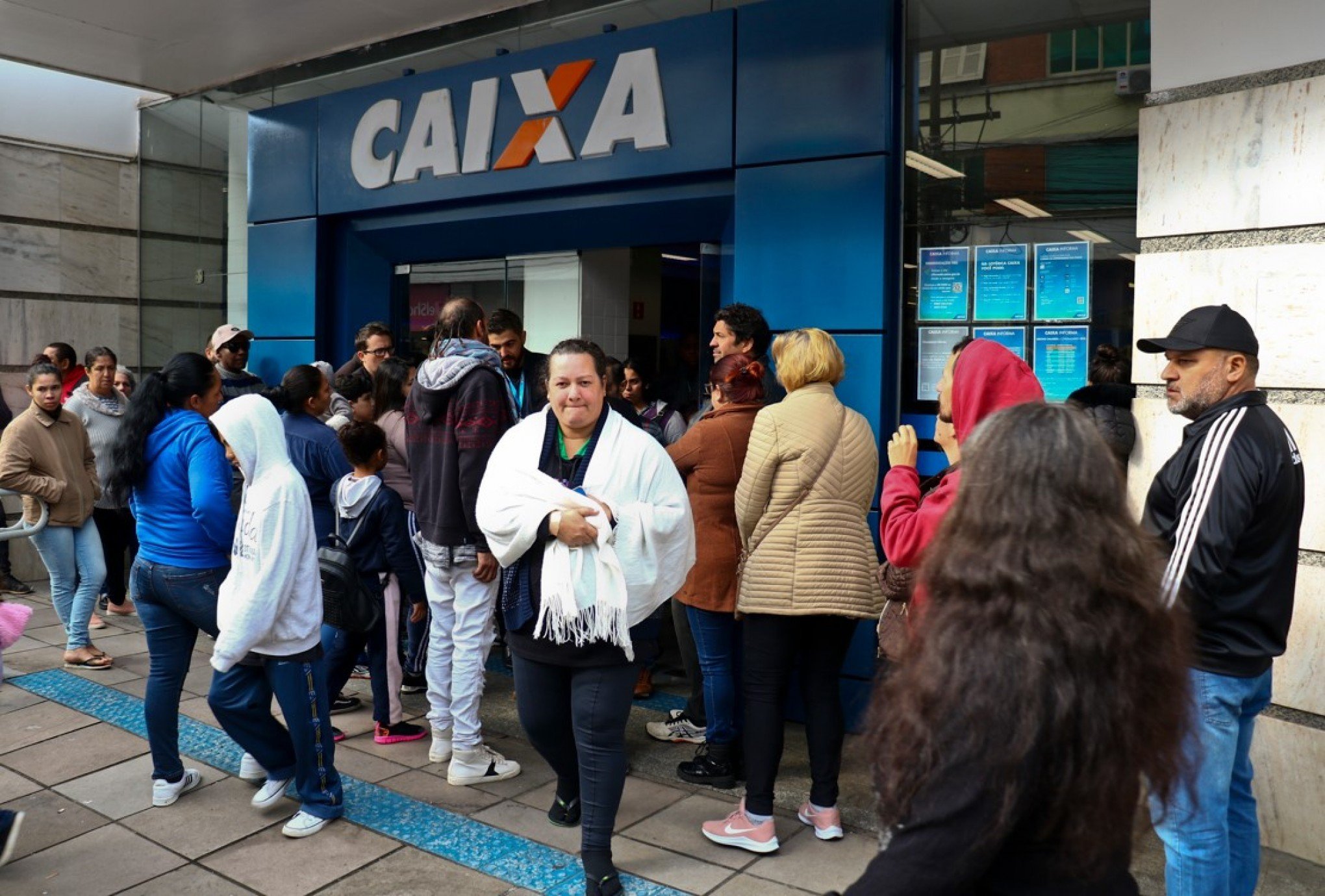 "Quem tem roupa hoje em Canoas, é rico", diz atingida pela enchente ao procurar a Caixa