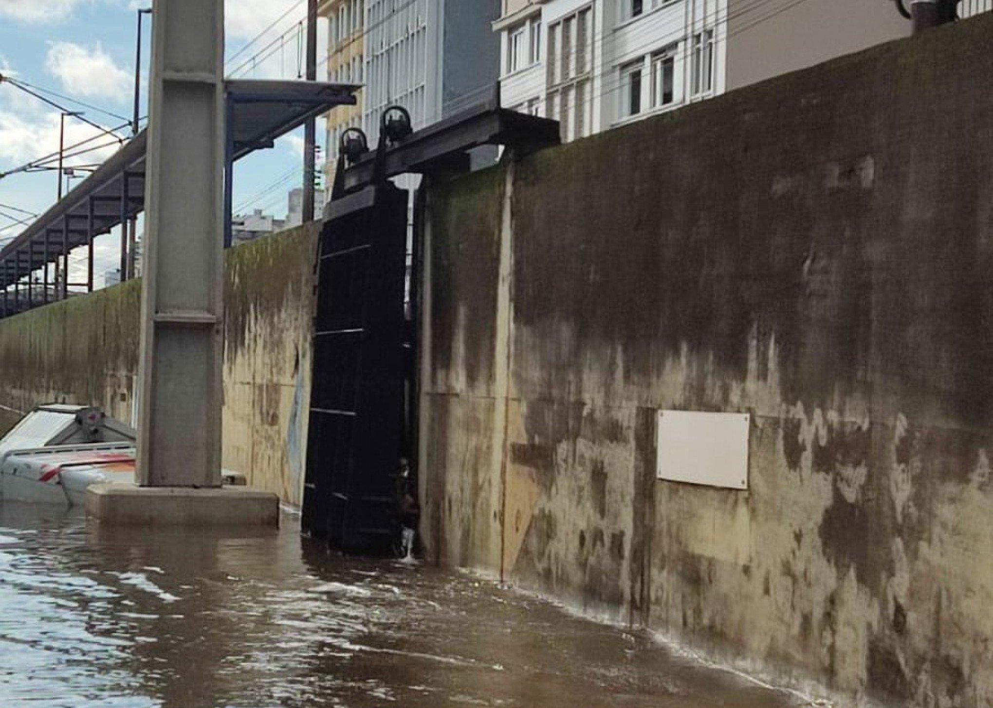 CATÁSTROFE NO RS: Operação inusitada é feita para devolver água da enchente ao Guaíba em Porto Alegre; veja vídeo