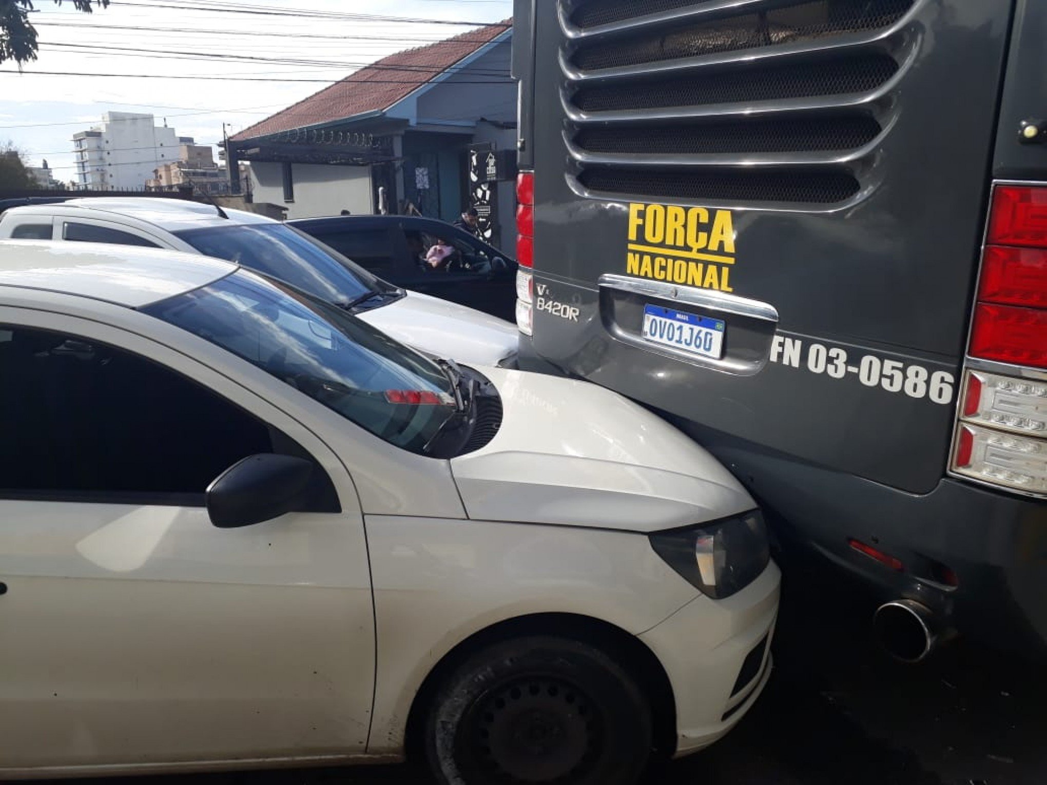 Veículos colidem em ônibus da Força Nacional que estava estacionado em Canoas