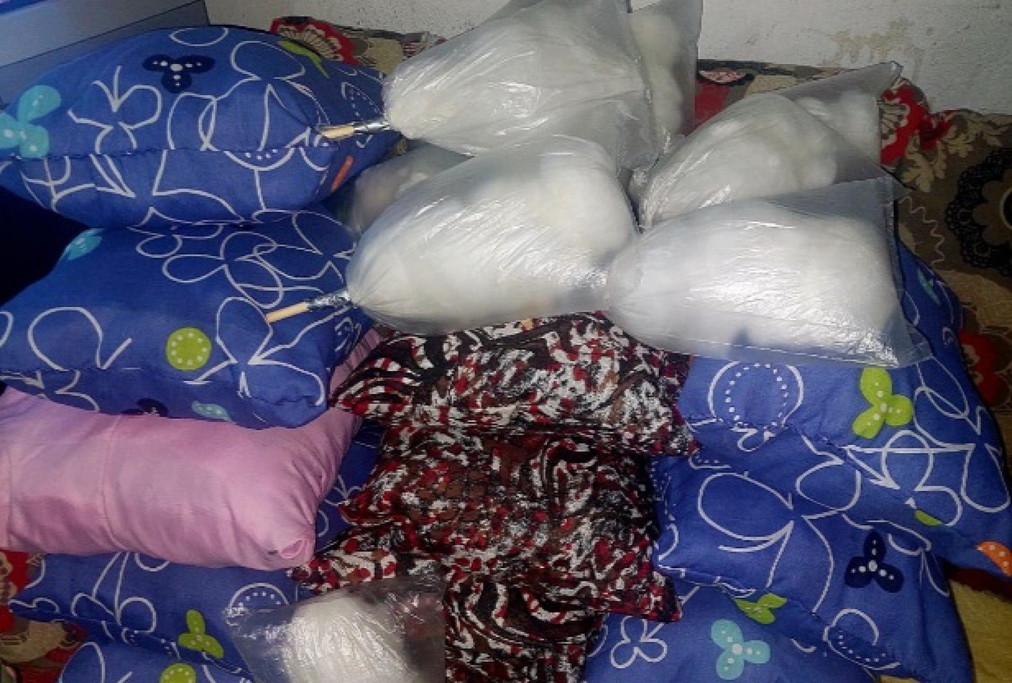 CATÁSTROFE NO RS: Voluntárias confeccionam travesseiros com retalhos para vítimas da enchente