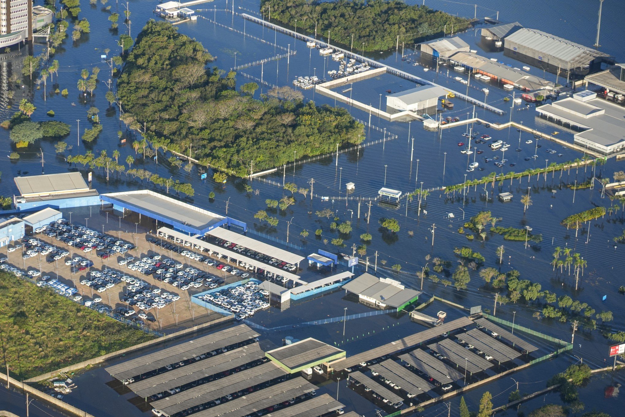 Empresa resiste a ressarcir motoristas que perderam veículos estacionados no aeroporto durante enchente no RS
