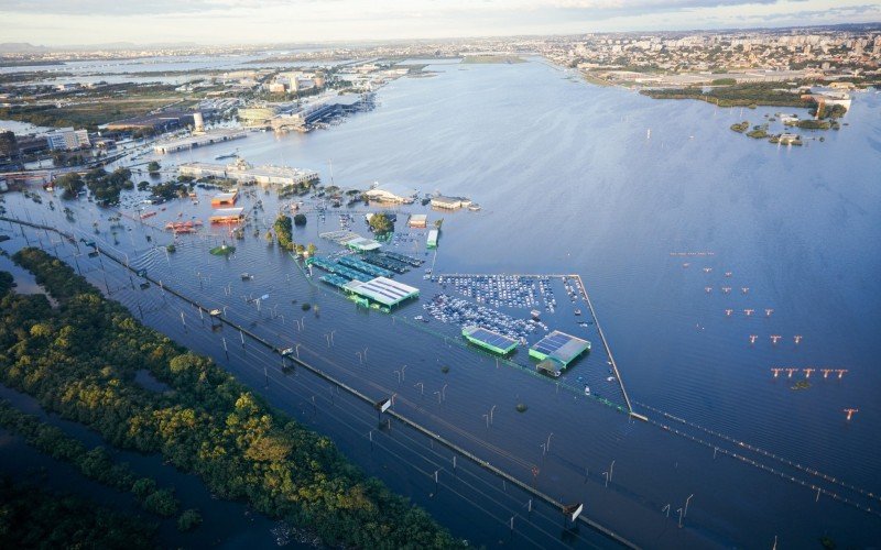 Aeroporto Internacional Salgado Filho totalmente alagado pela enchente | abc+