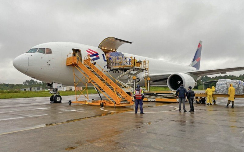Boeing 767 cargueiro da Latam pousou nesta sexta-feira na Base Aérea de Canoas com donativos | abc+