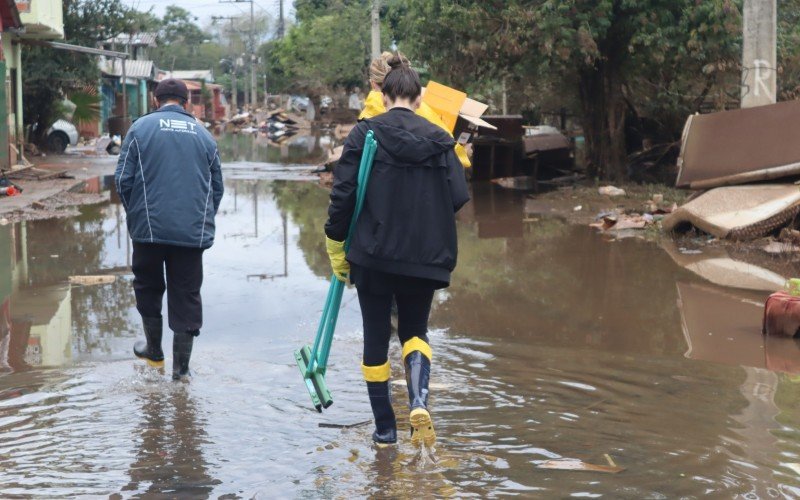 Com o recuo da água, voluntários e moradores de bairros atingidos pela enchente começar a limpeza de casas | abc+