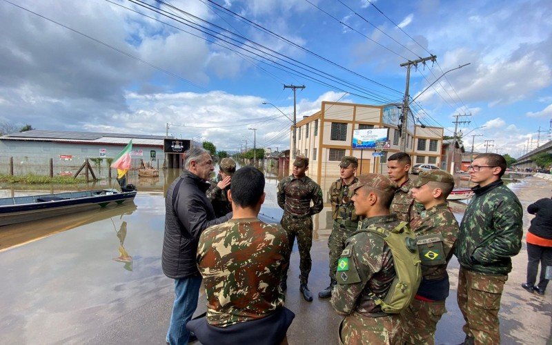 Secretário de Segurança de Novo Hamburgo, Roberto Jungthon, com equipe do Exército no bairro Santo Afonso | abc+