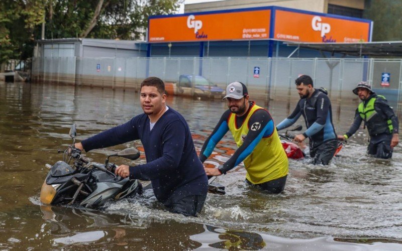 Há mais de 15 dias, mais de 400 cidades do RS sofrem com enchentes | abc+