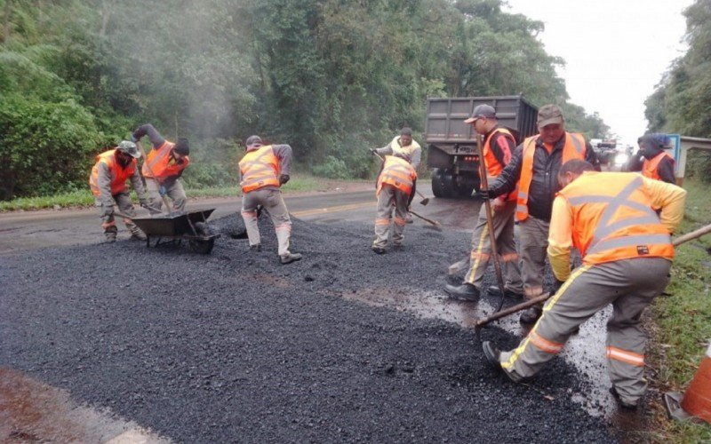 Empresa Gaúcha de Rodovias executa reparos na RS-115, em Três Coroas