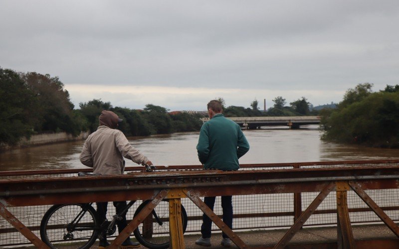 O Sinos vai baixando lentamente em São Leopoldo (na foto, imagem na Ponte 25 de Julho) | abc+