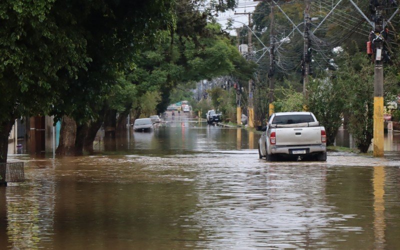 Avenida Caxias continua inundada