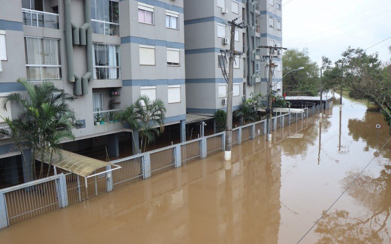 Água ainda toma conta da rua Albino Kempf após a Ponte do Ginásio