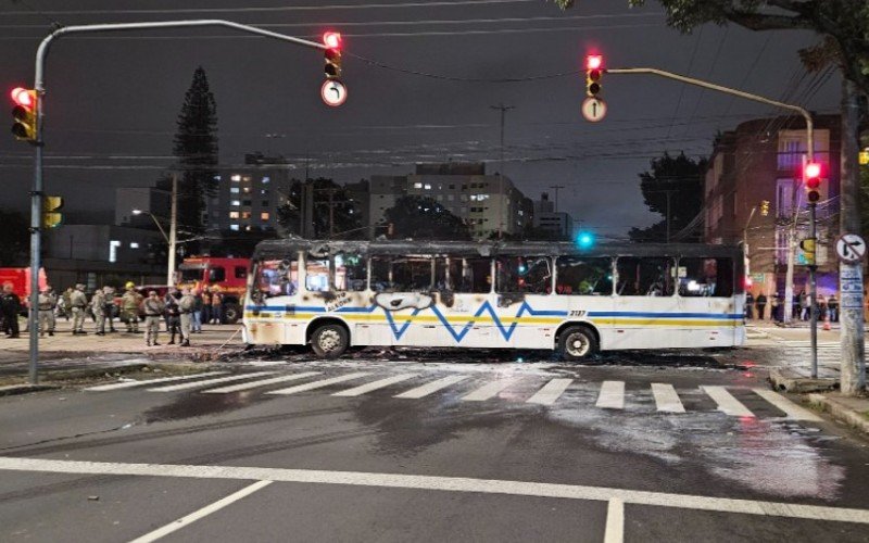 Ônibus foram queimados na noite deste domingo no bairro Azenha, em Porto Alegre | abc+