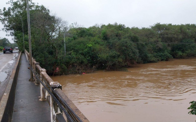 Em Novo Hamburgo, às 8 horas de domingo (19), o Rio dos Sinos  estava em 6,83 metros. Nesta enchente histórica, seu pico chegou a 8,23 metros. | abc+