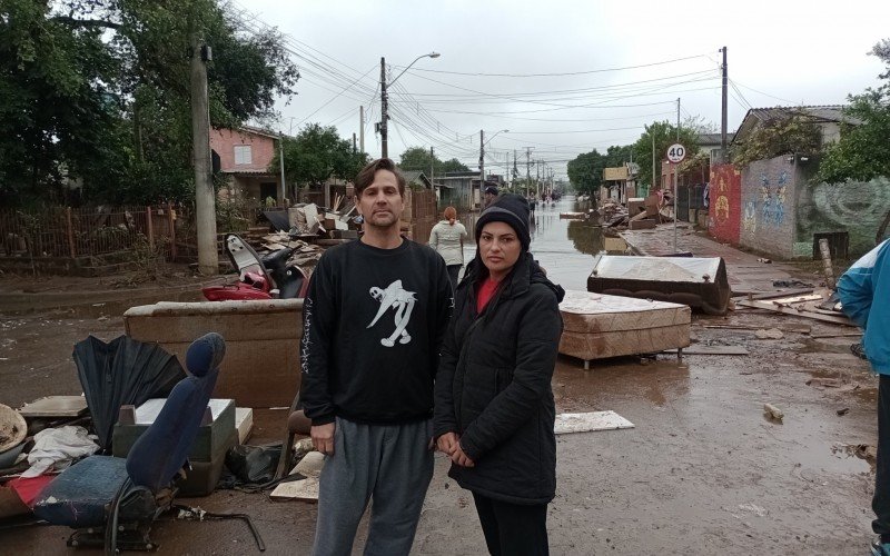 Casal de moradores da Rua Amir Ramires, na Vila Prado 2, Santo Afonse, o pedreiro Márcio Port, 45, e a agente de saúde Ivanice Carvalho, 40, estão fora de casa desde 3 de maio | abc+