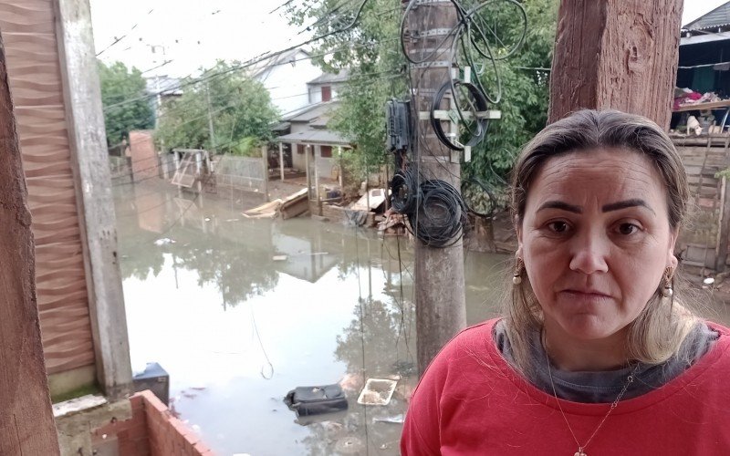  Em Canudos, a revisora Camila Nobre, 42 anos, fala que a falta de limpeza nos bueiros entupidos na Rua Bruno Werner Storck impede que a água baixe na calçada e via  | abc+