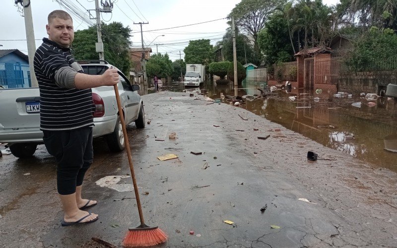  Na Rua Assuncion, o comerciante Gabriel da Silva Haach, diz que a  água está baixando devagar porque as bombas não estão funcionando no Santo Afonso | abc+