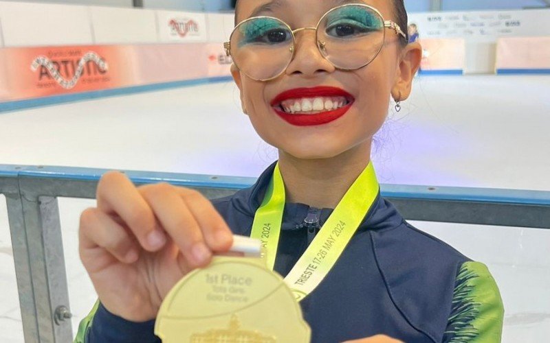 Antônia Homem Cornely com a medalha conquistada neste domingo (19), na Itália | abc+