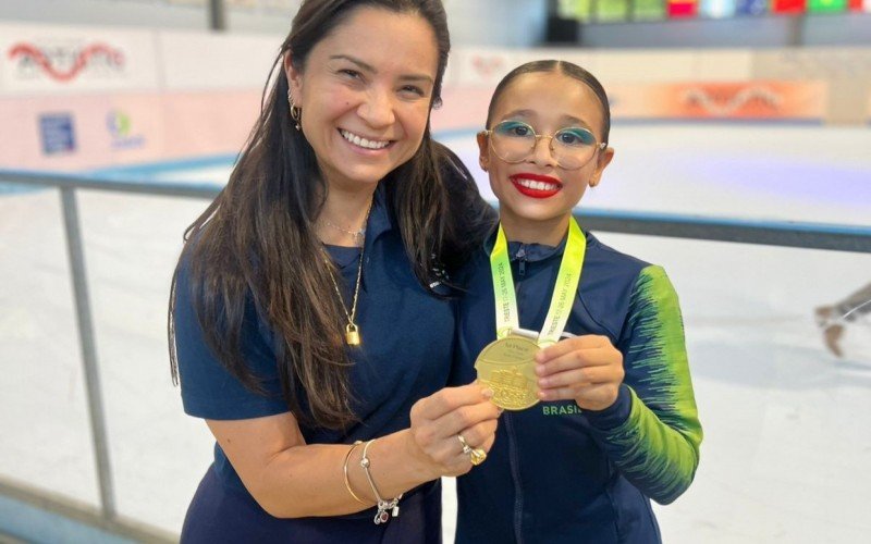 Antônia Homem Cornely ao lado da técnica Bárbara Eiko Fujita, da Patinart | abc+