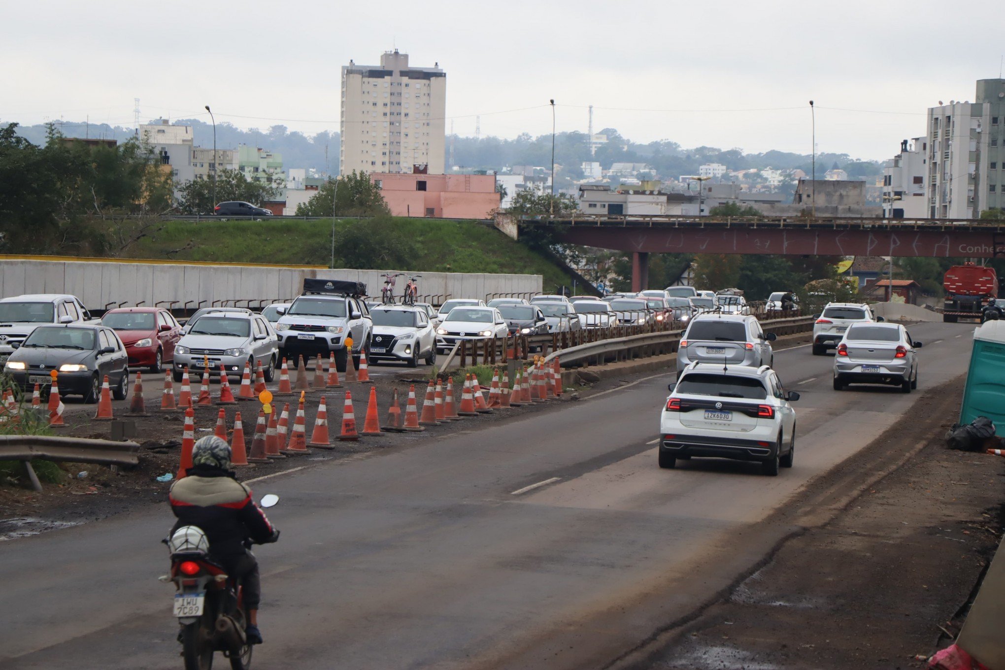 BR-116: Sem bloqueios entre o Vale do Sinos e Porto Alegre, trânsito é intenso na rodovia