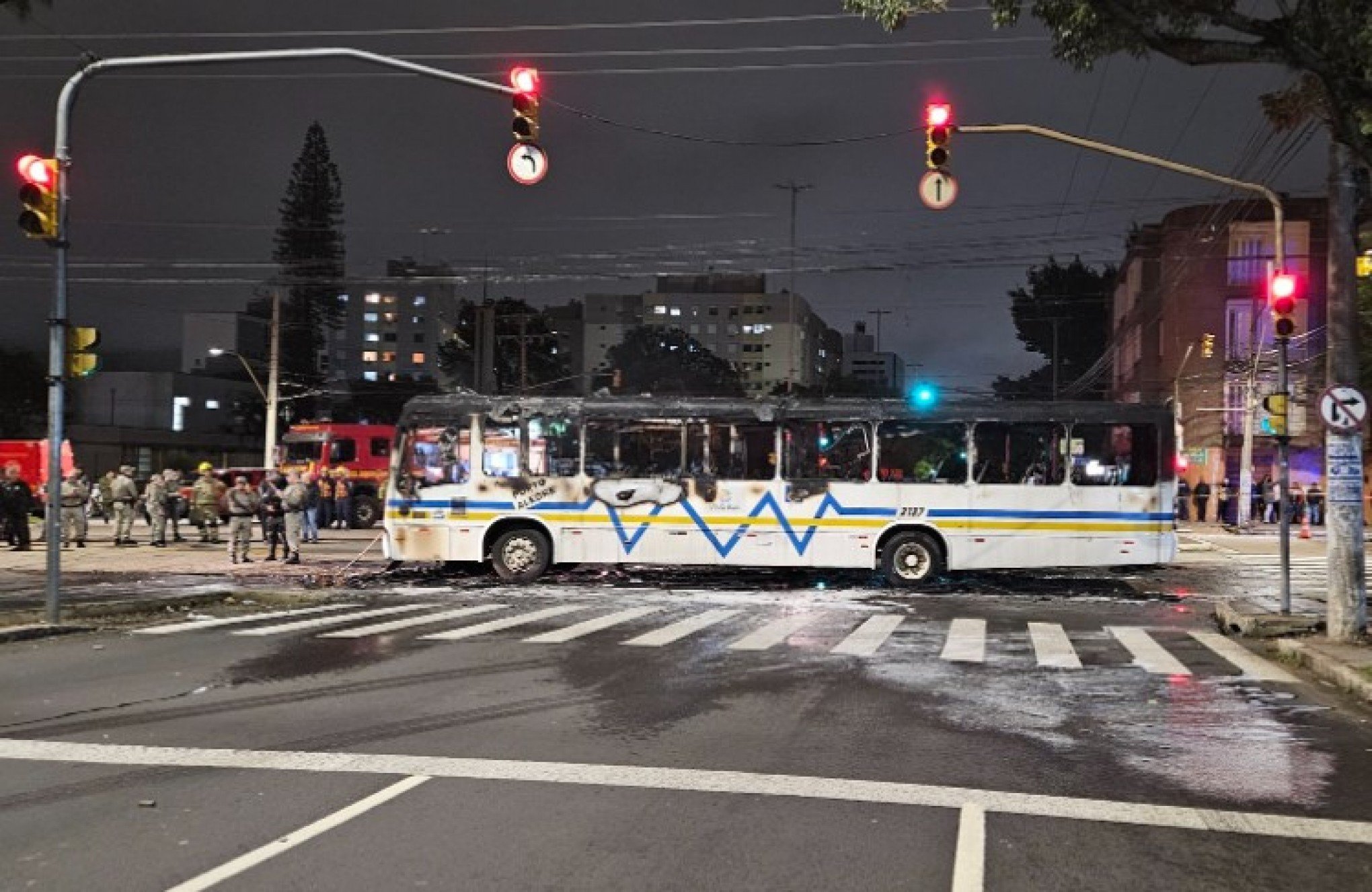 Dois ônibus são incendiados em Porto Alegre; motivo é investigado