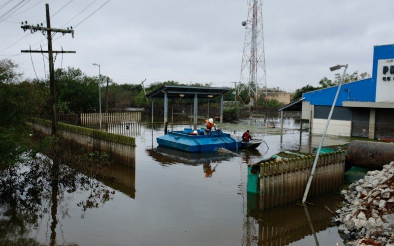 Primeira bomba flutuante que a Sabesp emprestou para Porto Alegre foi instalada no domingo (19) | abc+