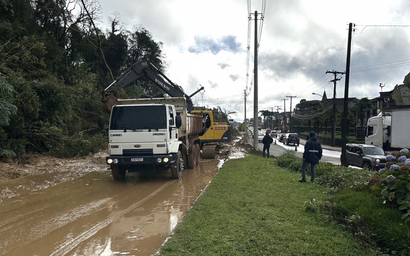 Prefeitura de Gramado e EGR atuam na desobstrução da RS-235