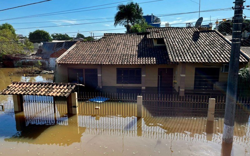 Alguns imóveis estão há mais de duas semanas debaixo d'água, o que pode comprometer suas estruturas  