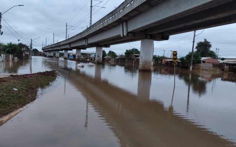 Avenida Mauá, cruzando os bairros Rio dos Sinos e Santos Dumont, sob a elevada do trem, segue alagada nesta segunda-feira (20)