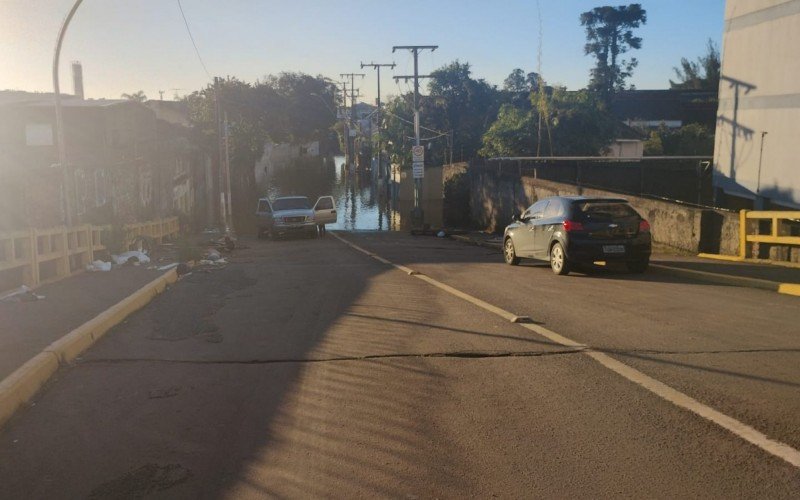 Com Rua Dr. Hillebrand alagada, trânsito segue interditado na Ponte Henrique Roessler, ao lado do Ginásio Municipal de São Leopoldo