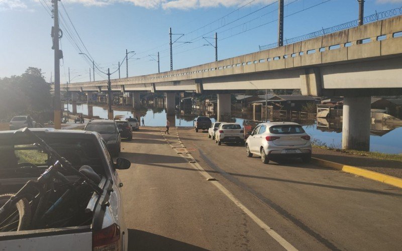 Com Avenida Mauá inundada, transito segue interditado na Ponte Ingá, em São Leopoldo