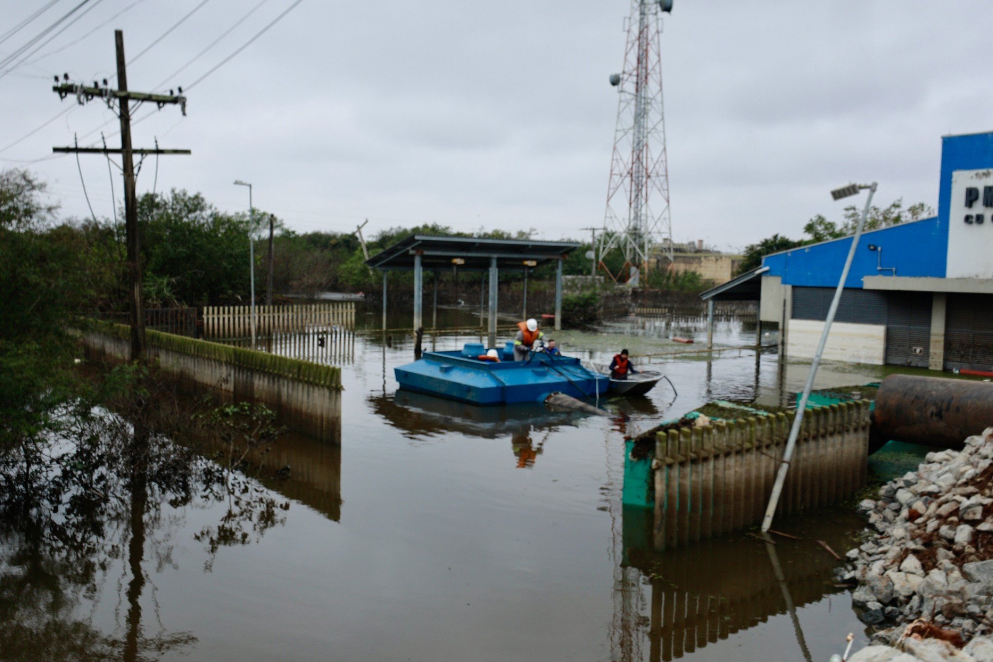 CATÁSTROFE NO RS: Mesmo com novas bombas para drenar água, moradores de Porto Alegre não têm previsão de quando vão voltar para casa
