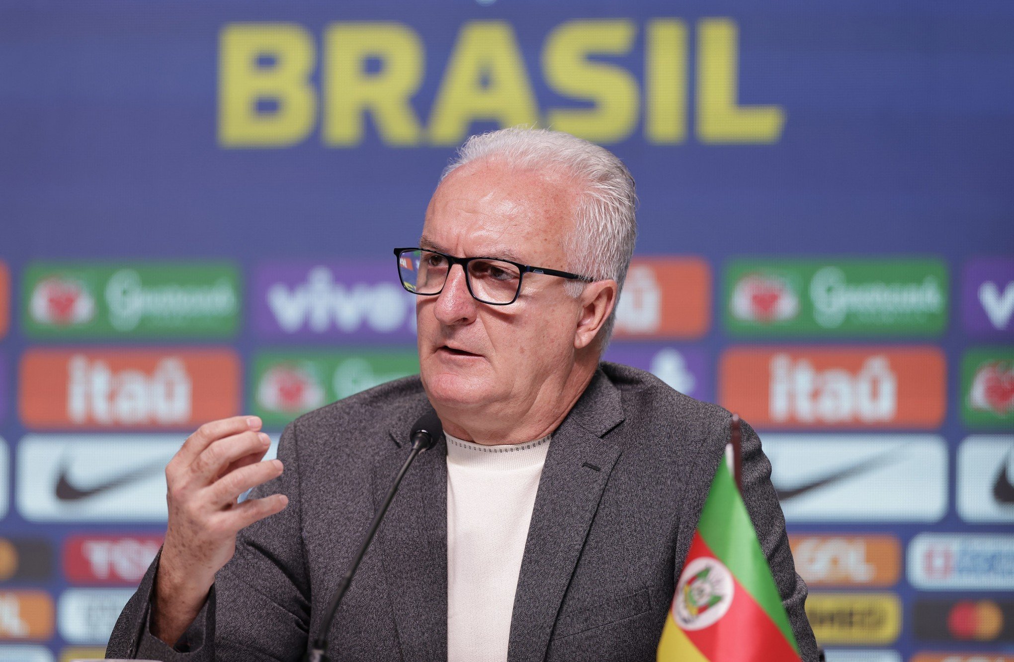 Dorival chama mais três jogadores para fechar convocação para Copa América