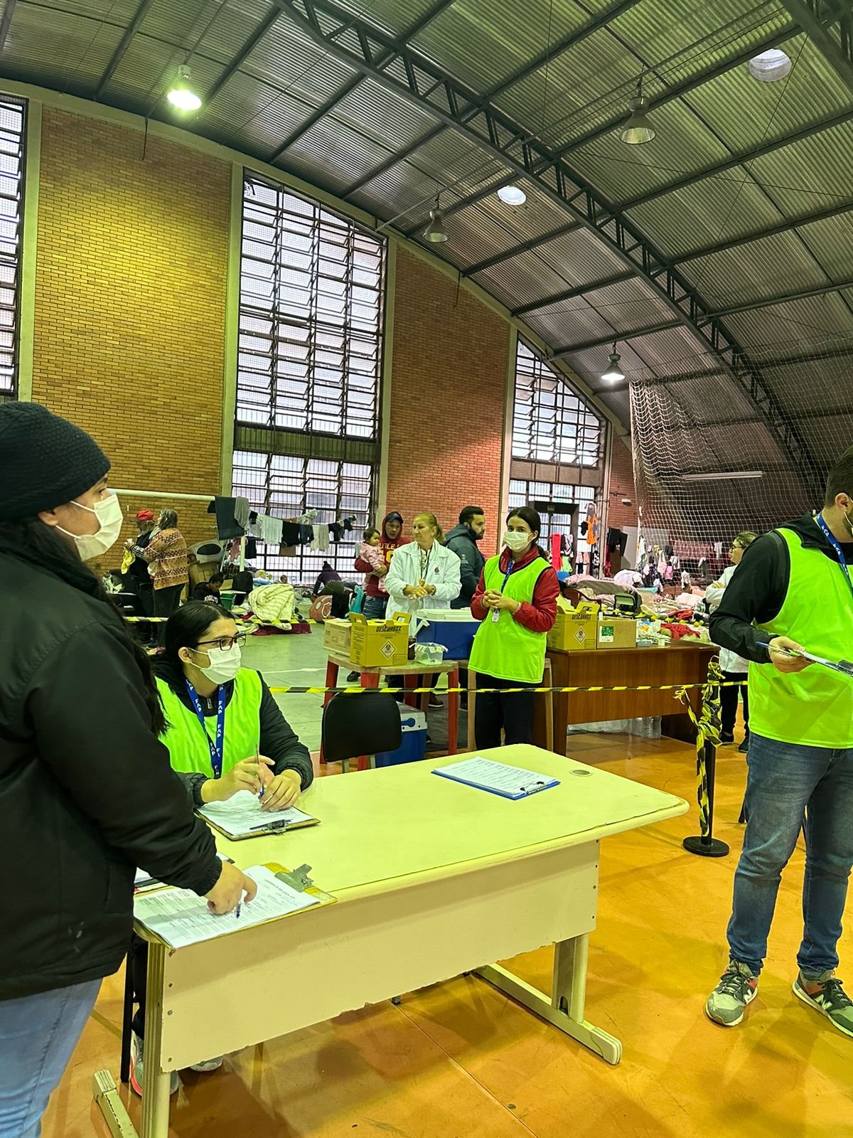 VoluntÃ¡rios do ParanÃ¡ atuam no abrigo da Unisinos
