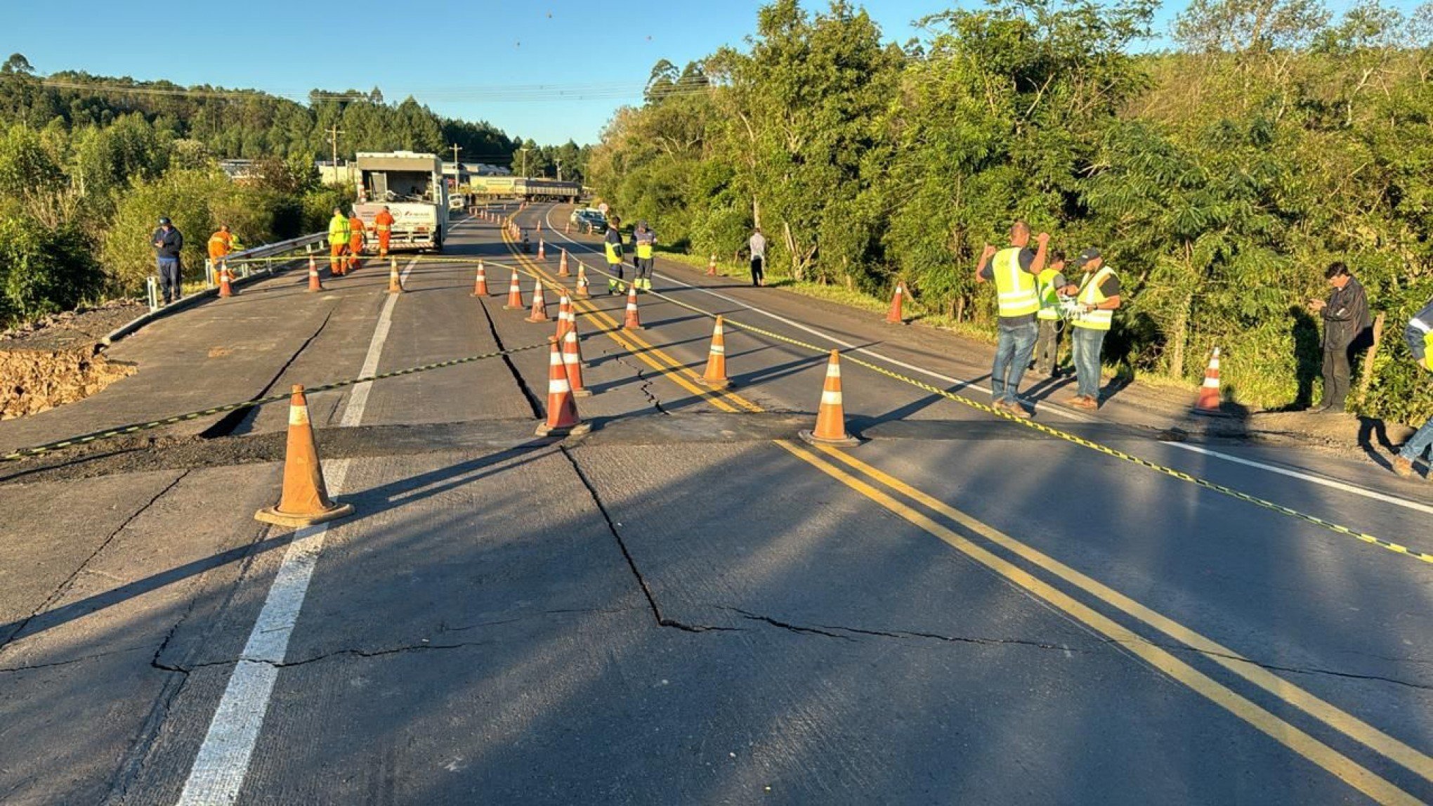 RS-240: Trecho da rodovia em Capela de Santana tem bloqueio total; saiba o motivo