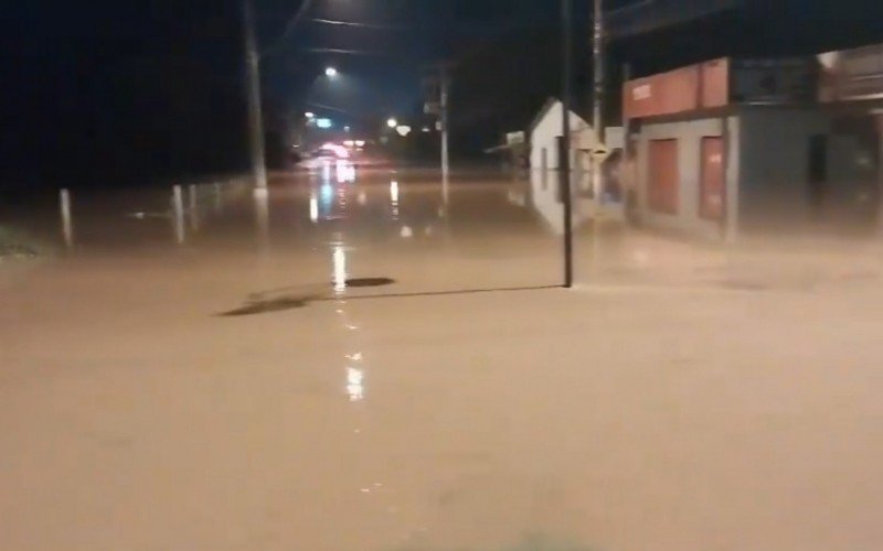 Capela de Santana invadida pela água na noite desta segunda-feira | abc+