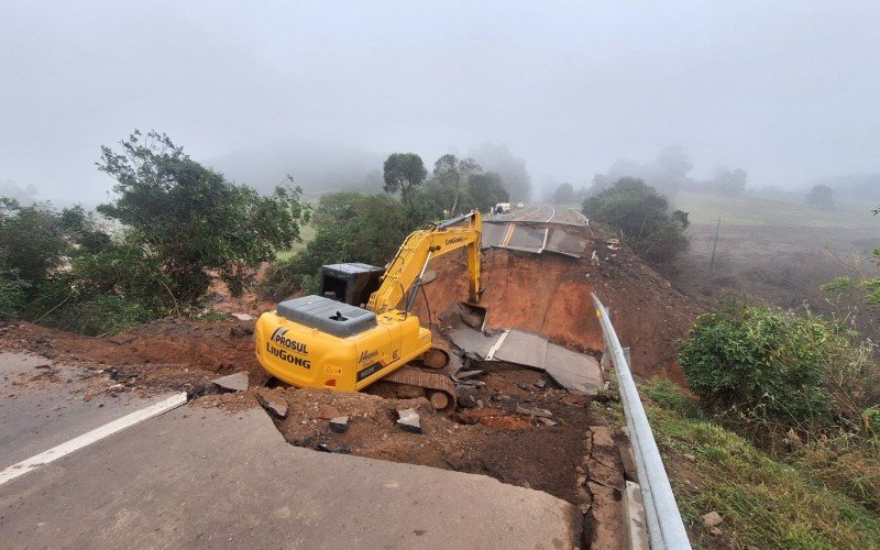 RS-240: Trecho da rodovia em Capela de Santana tem bloqueio total