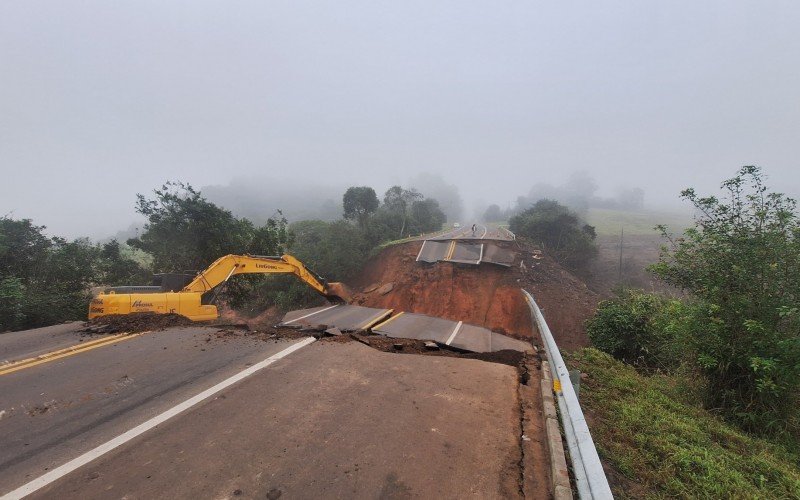 RS-240: Trecho da rodovia em Capela de Santana tem bloqueio total | abc+