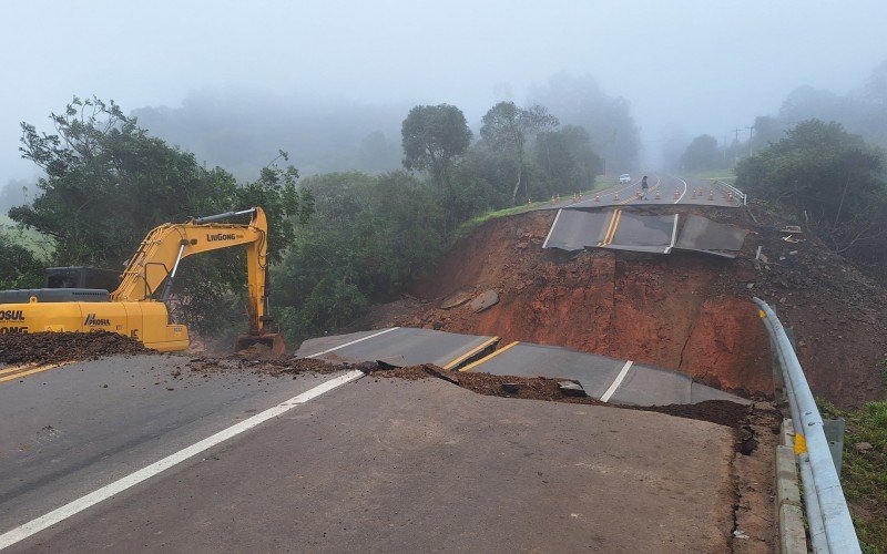 RS-240: Trecho da rodovia em Capela de Santana tem bloqueio total