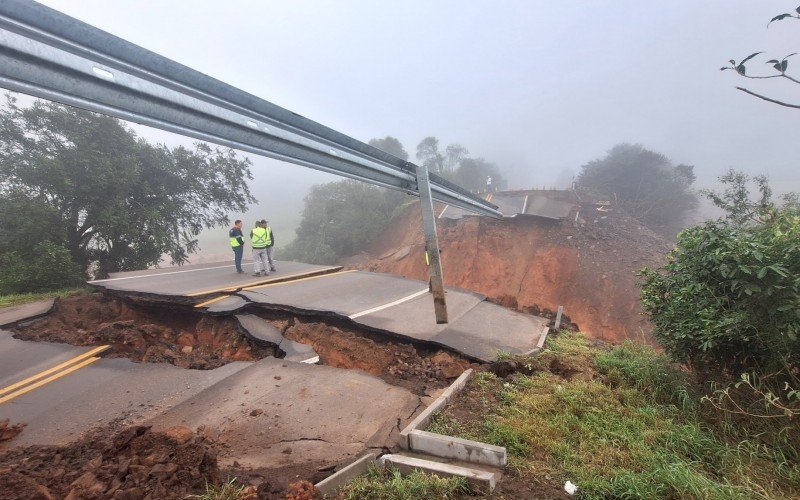 RS-240: Trecho da rodovia em Capela de Santana tem bloqueio total